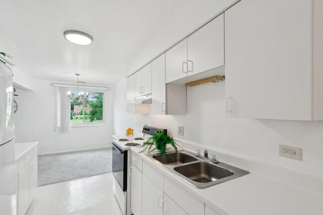 Building Photo - 2650 Brookwood Way Dr