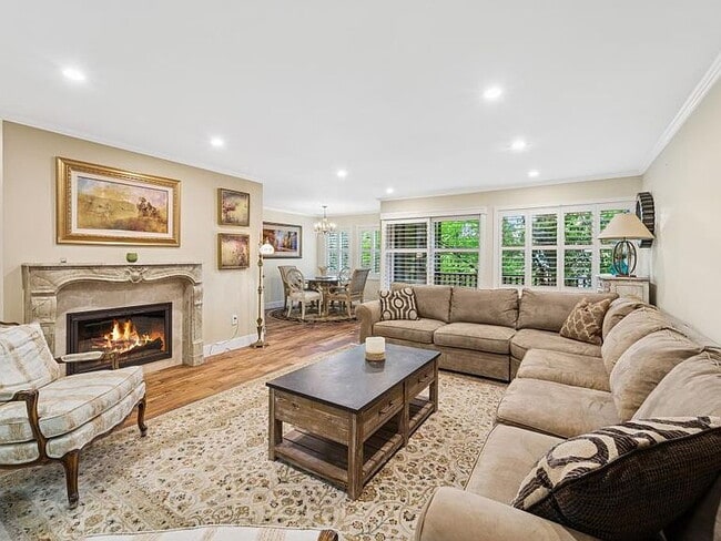 Building Photo - "Spacious 2-Bed, 2-Bath Gem in Prime Bellevue Location - 1455 Sq Ft of Modern Living!"