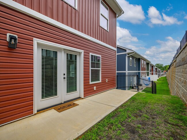 Building Photo - 3 Bed, 2.5 Bath - Lucky Penny End Unit