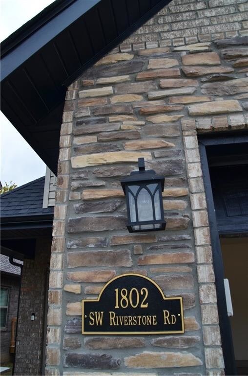 Building Photo - 1802 SW Riverstone Rd