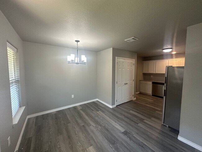 Building Photo - 3Bed/2Bath