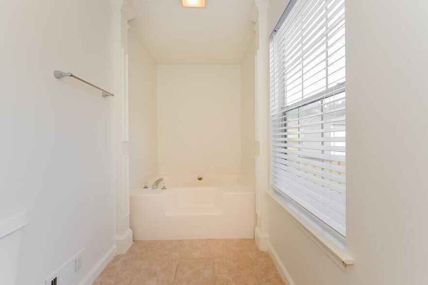 Building Photo - 5550 Emerald Glen