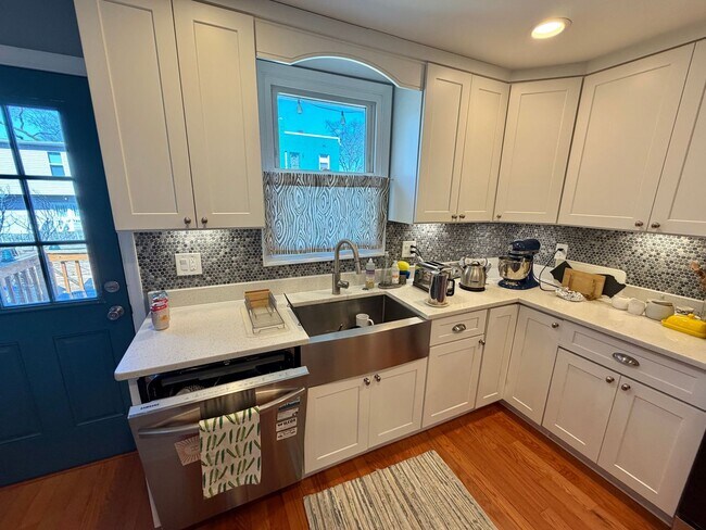 Building Photo - Beautiful Benning 3 Bedroom Renovated Bungalow Home with Yard, Parking, W/D.