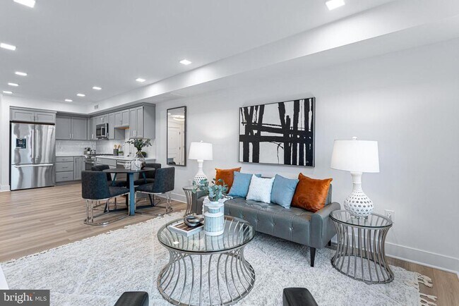 Building Photo - 701 N Henry St