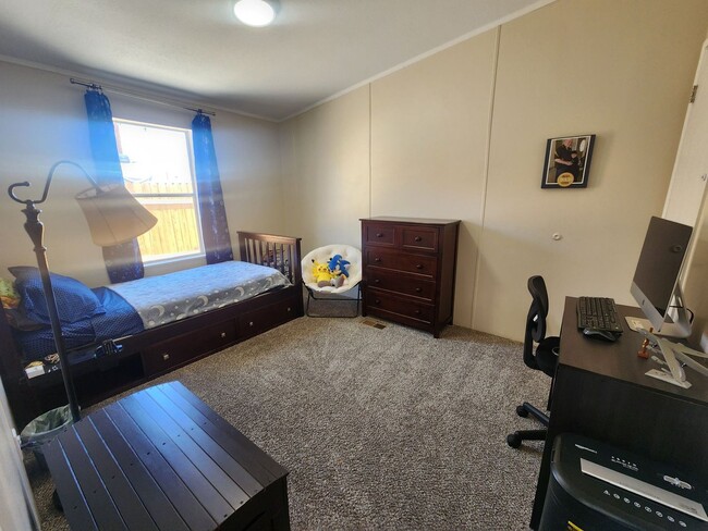 Building Photo - Fully Furnished 3 Bedroom Home