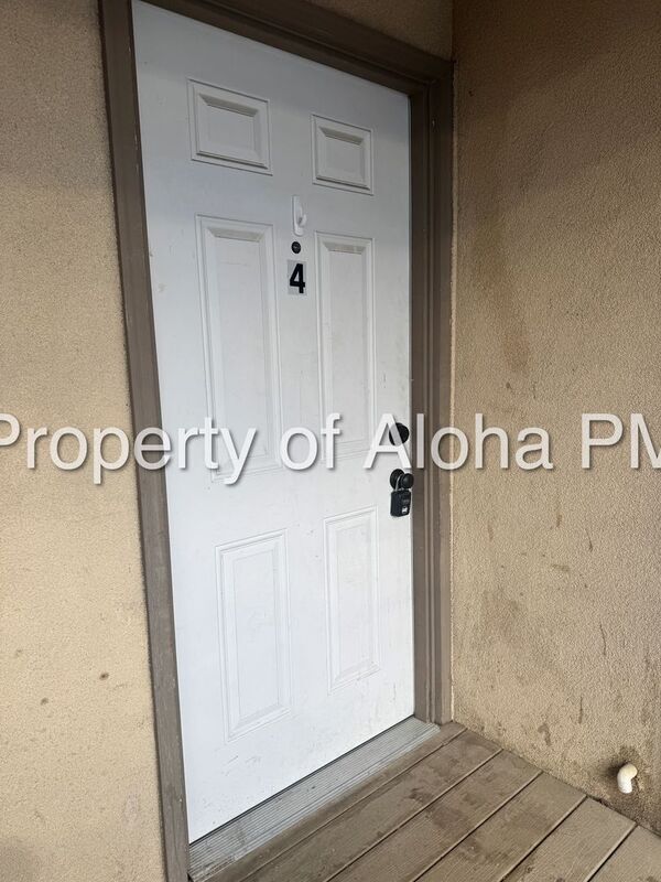 Building Photo - 1065 W Pine Ave