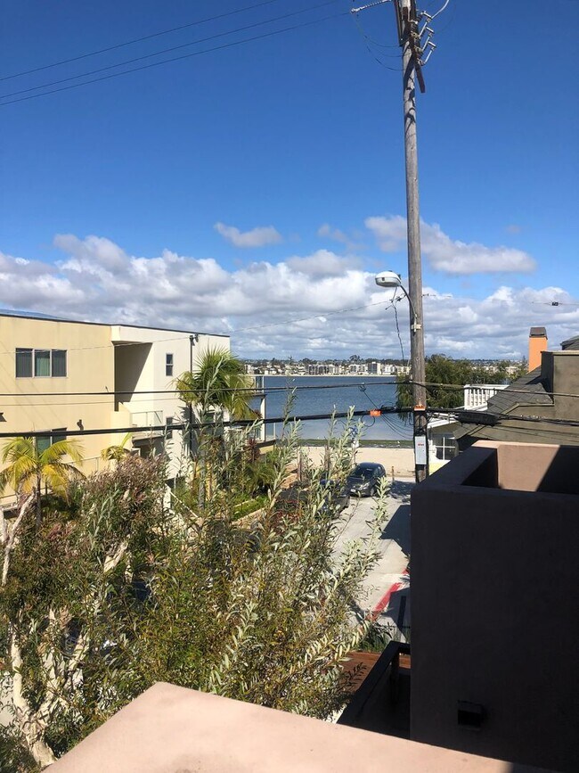 Building Photo - Mission Beach. 3 bedroom, 2.5 bath, 2 car garage,