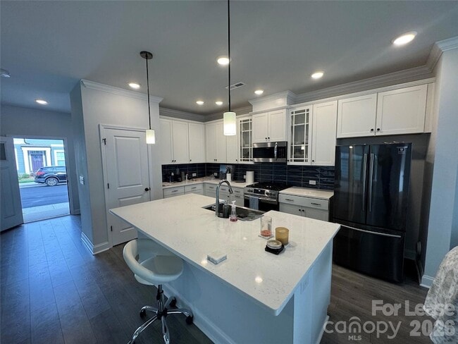 Building Photo - 335 Ladybird Ln