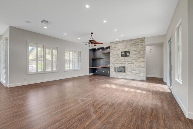 Building Photo - Anthem country Club Golf Community Beauty