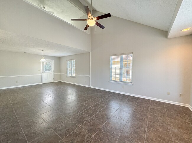 Building Photo - 8 Clayton Ln