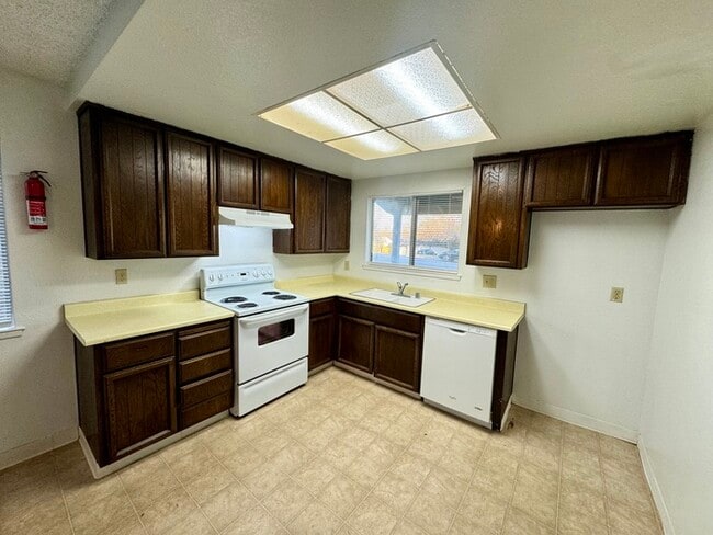 Building Photo - Charming & Cozy Duplex ? 2 Bedroom, 1 Bathroom for Rent!