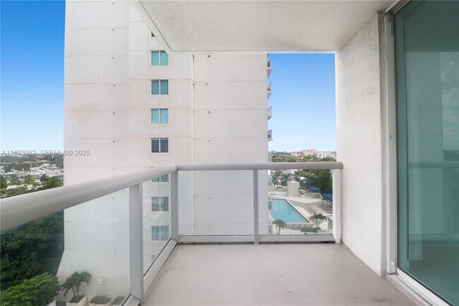 Building Photo - 1871 NW S River Dr