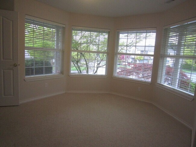 Building Photo - Large Bethany Home on a Corner Lot! 6 Bed 3 Bath