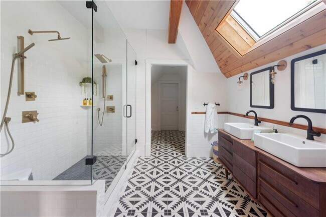 Building Photo - 383 Park Ave SE