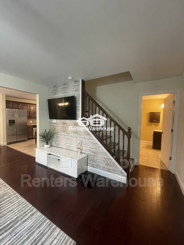 Building Photo - 8203 Watersedge Rd