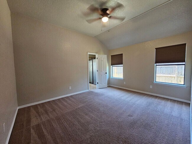 Building Photo - RENT REDUCTION & AVAILABLE FOR MOVE-IN NOW!