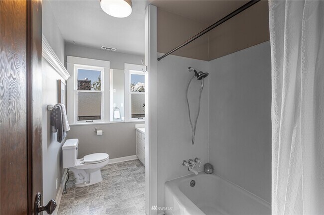 Building Photo - 2123 Hoyt Ave