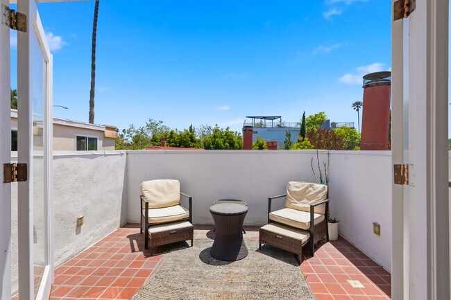 Building Photo - 525 Venice Way