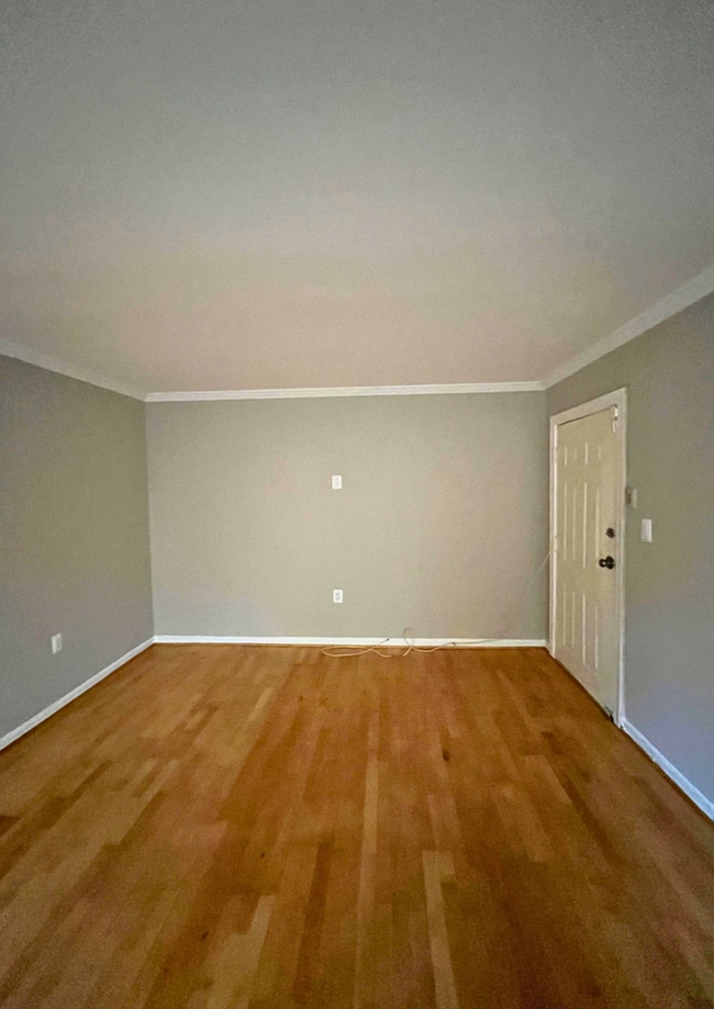 Building Photo - Modern 2-Bedroom Apartment with In-Unit La...