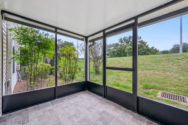 Building Photo - Ground Floor 2 Bed / 2 Bath with New Flooring