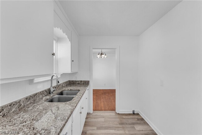 Building Photo - 15803 Delrey Ave