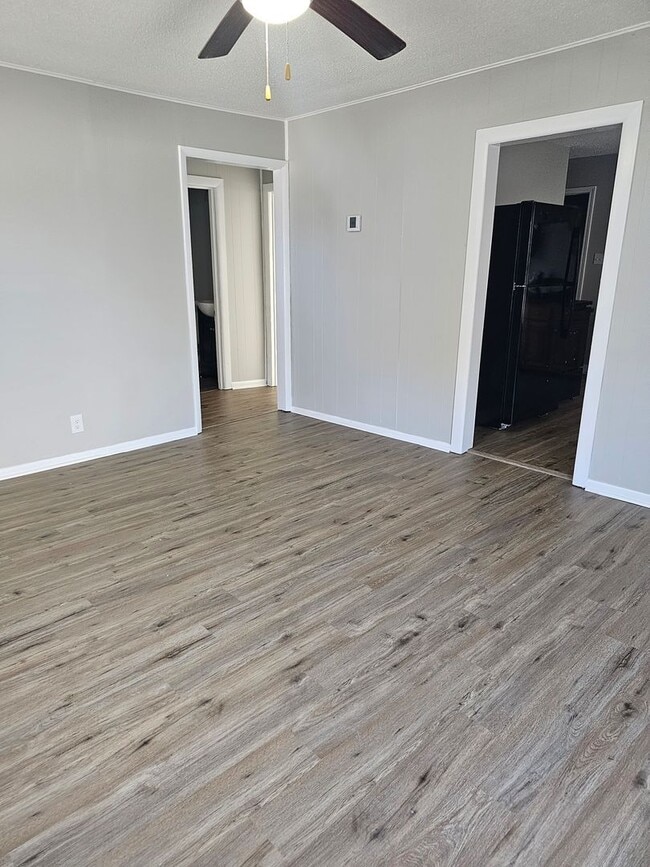 Building Photo - Big family friendly home available in Hodgenville!