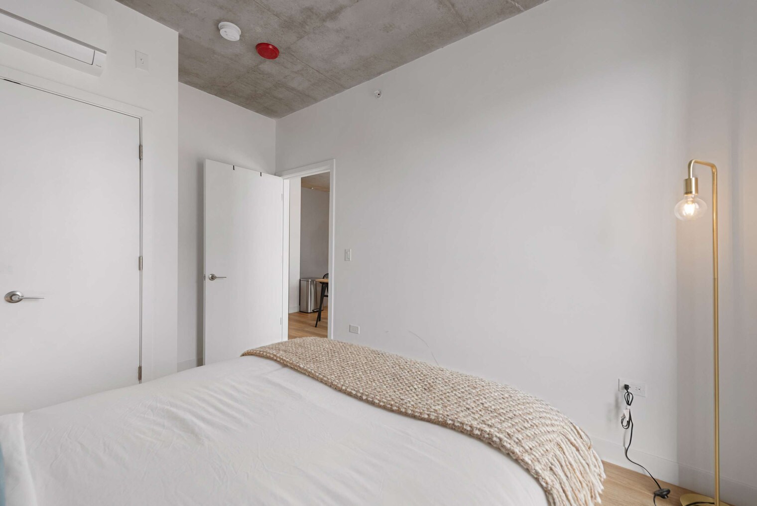 Building Photo - 853 W Blackhawk St