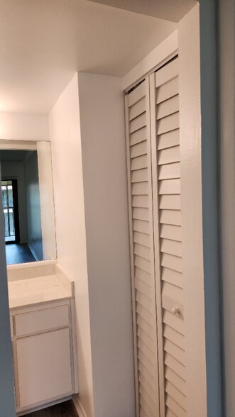 Building Photo - 420 Breakwater Dr