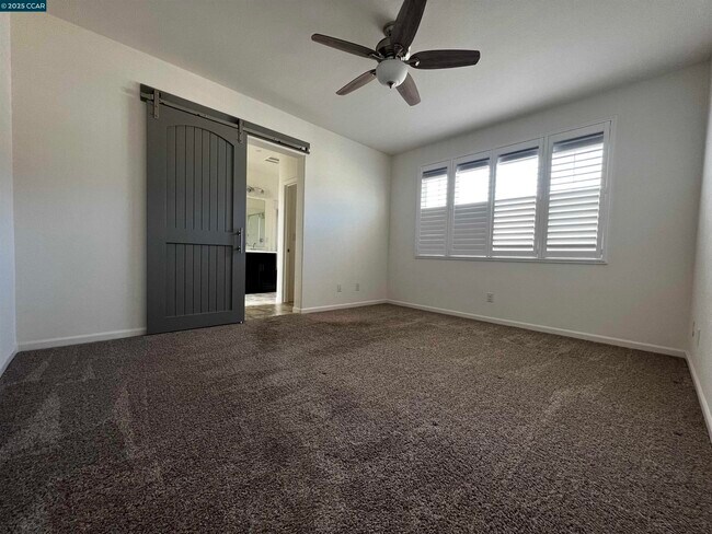 Building Photo - 742 Iris Dr