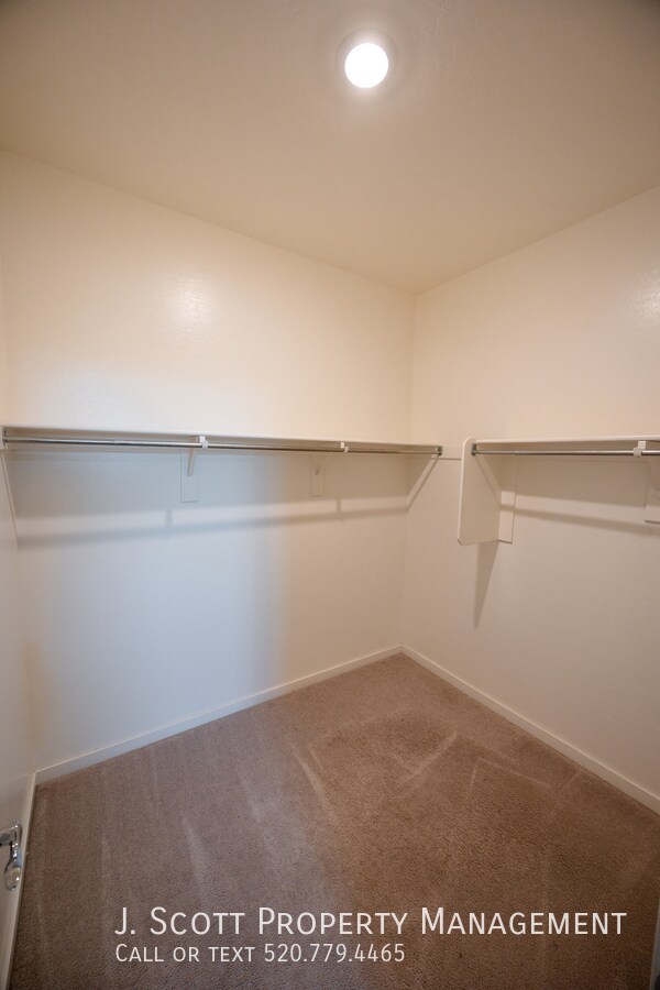 Building Photo - 1270 Carlsbad Dr