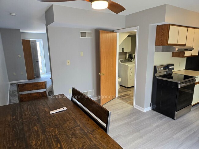 Building Photo - 2-Bedroom Townhouse w Fenced Patio, Off-Street Parking, Dishwasher, and Easy Commute