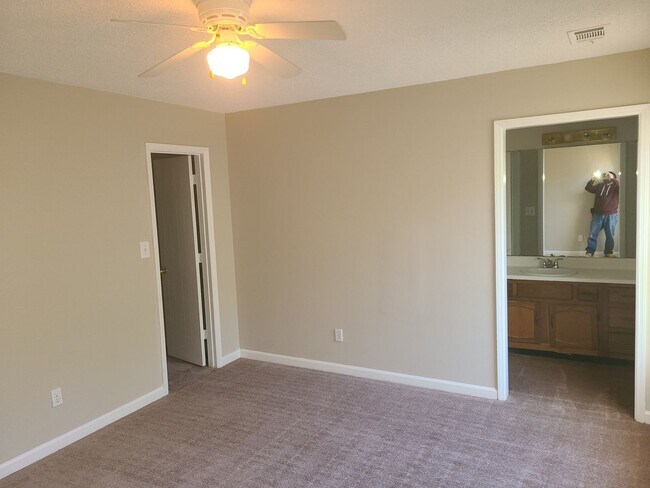 Building Photo - 8010 Woodlake Dr