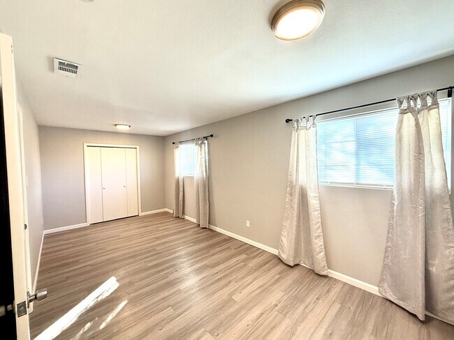 Building Photo - 303 Fiesta Ave