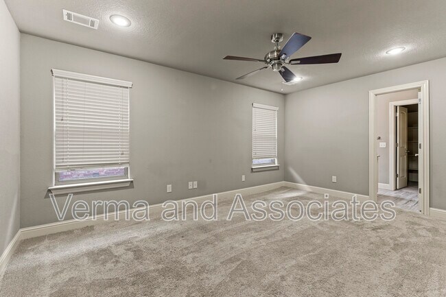 Building Photo - 3205 SW Riverstone Ave