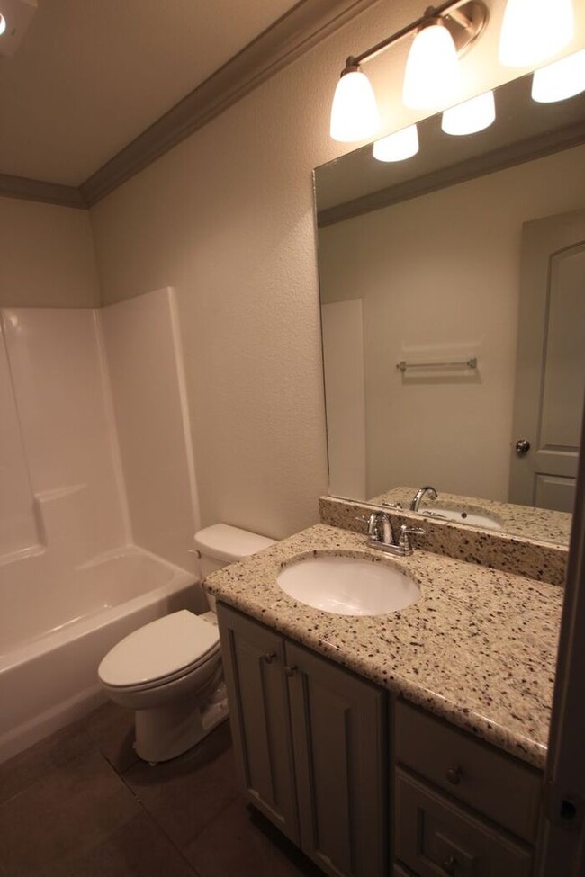 Building Photo - Beautiful 3 Bedroom 2 Bathroom Townhouse i...