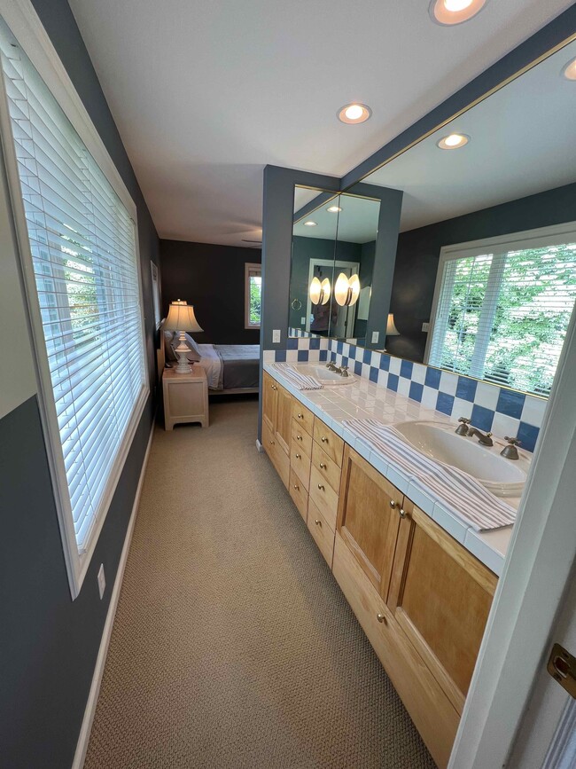 double sinks, plentiful storage - 217 Middlefield Rd