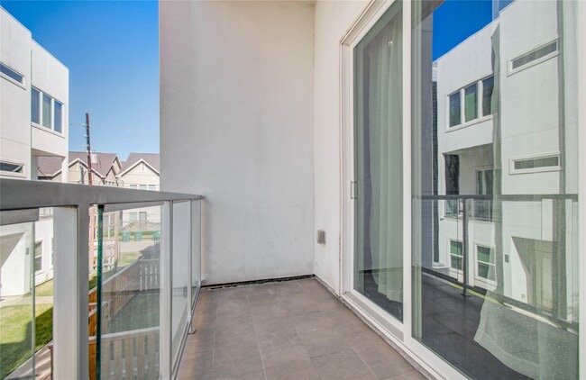 Building Photo - 2116 Naomi St