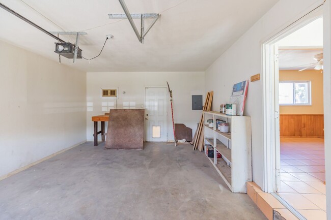 Building Photo - 3 Bedroom 2 Bath Home