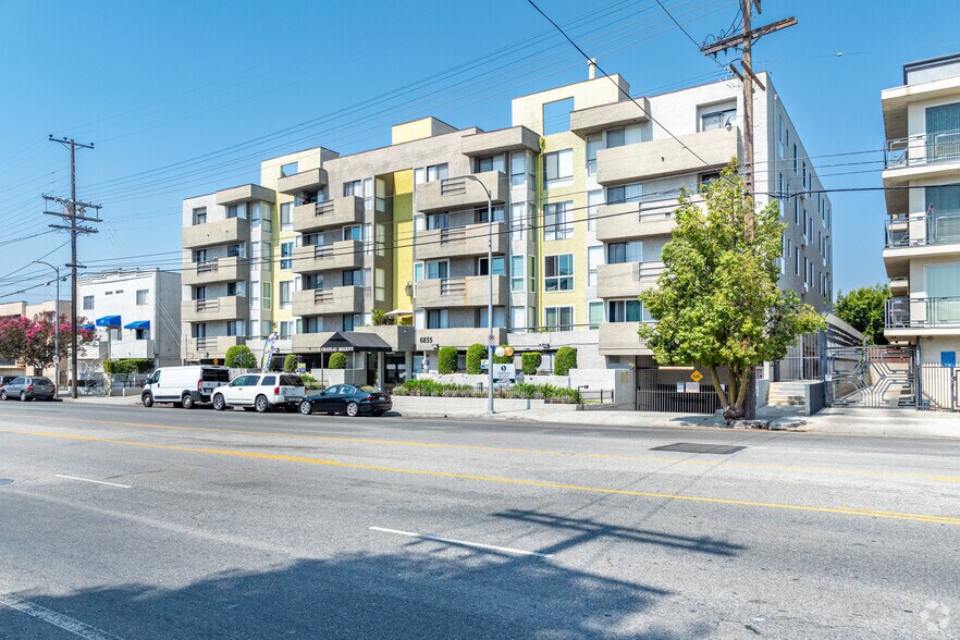 Primary Photo - Chateau Regent Apartments