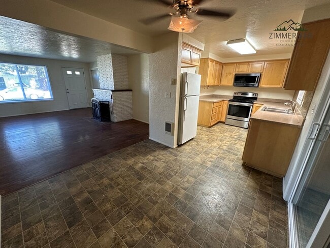 Building Photo - 3793-3795 Redwood Dr