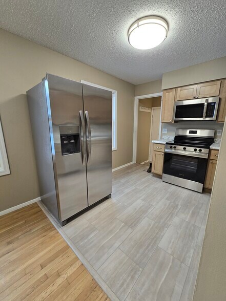 Building Photo - 2125 Hollywood Blvd