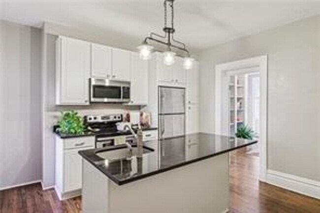 Building Photo - 428 N Taylor Ave