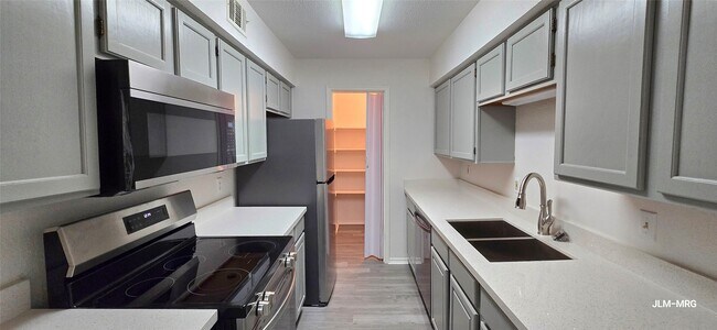 Building Photo - 9700 Leawood Blvd