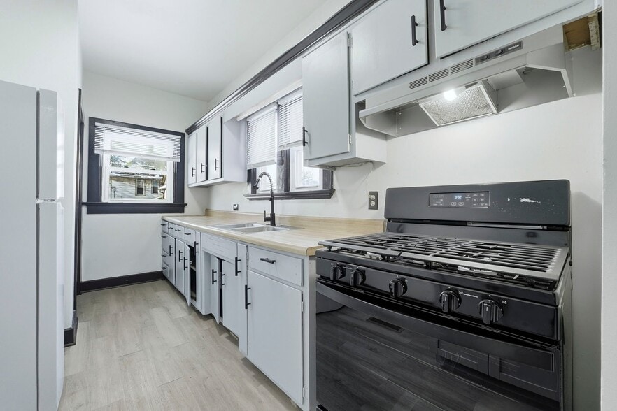 Building Photo - 2406 Miner St