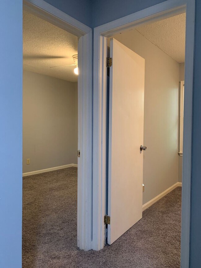 Building Photo - Renovated Townhome Near UNC, Downtown, fle...