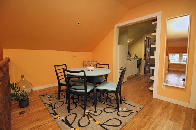 Building Photo - 4033 SE Hawthorne Blvd