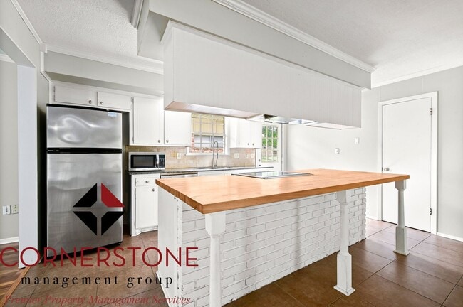 Building Photo - 4 Bed / 2 Bath | $2,000/mo | Move-in Ready