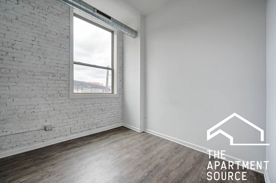 Building Photo - 932 W Dakin St