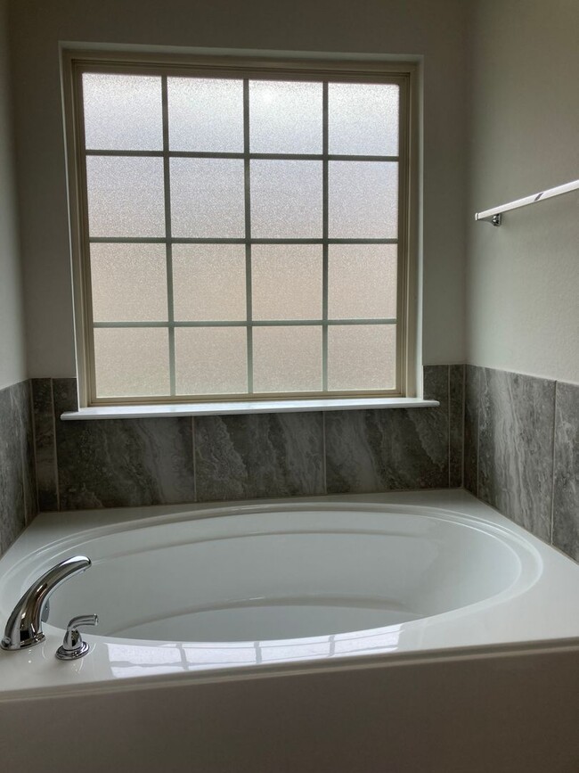 Building Photo - Three-bedroom, Two bath, two car garage Ho...