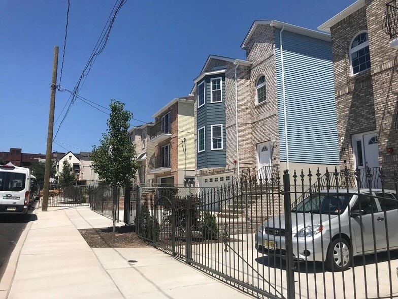 Building Photo - 11 Stanton St